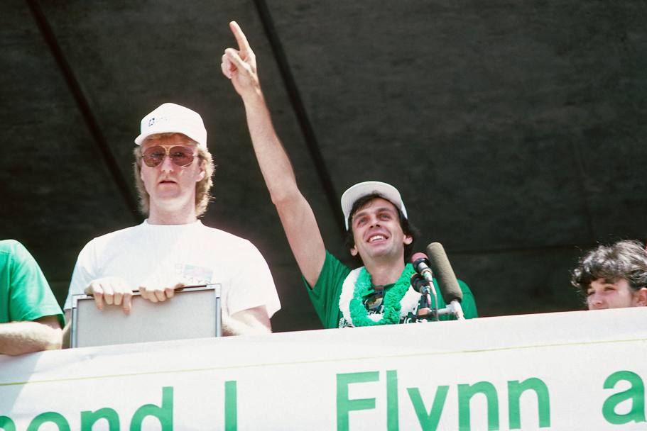 Kevin McHale a fianco di Larry Bird, suo compagno di squadra nei Celtics